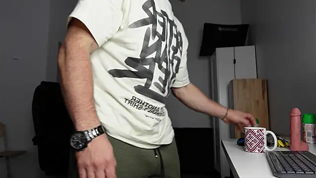 Snapshot of Stewart_Barnz chatting on 10.25.25 Stewart Barnz online show from 10.25.25