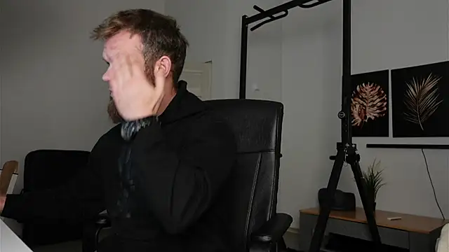 Snapshot of Stewart_Barnz chatting on 11.10.25 Stewart Barnz online show from 11.10.25