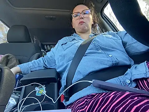 Snapshot of GirlSquirt chatting on 11.19.25 GirlSquirt online show from 11.19.25