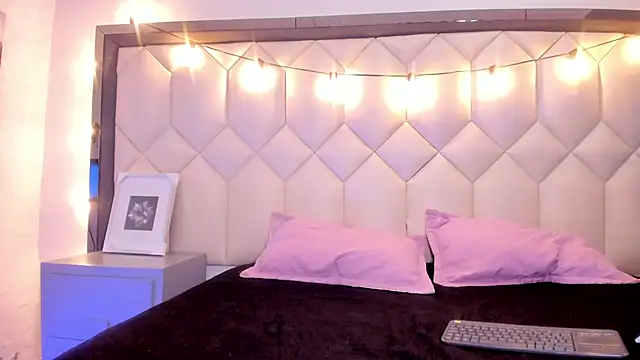 Snapshot of Scarletbigbug chatting on 02.11.26 Scarletbigbug online show from 02.11.26