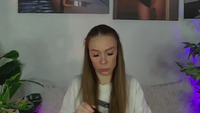 AlysonHuxley  online show from 04.06.26