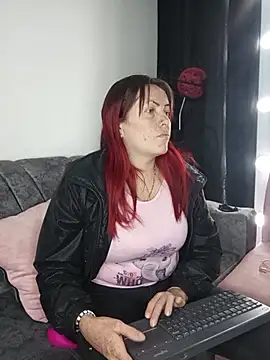 carolinhe  online show from 10.14.25