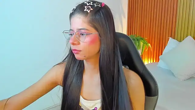 Snapshot of carlina_15 chatting on 05.10.26 carlina 15 online show from 05.10.26