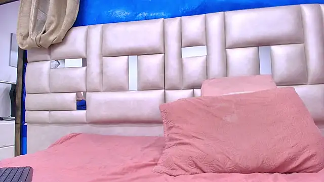 Snapshot of emmacurvy chatting on 10.07.25 emmacurvy online show from 10.07.25