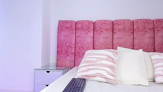 Snapshot of emmacurvy chatting on 11.14.25 emmacurvy online show from 11.14.25