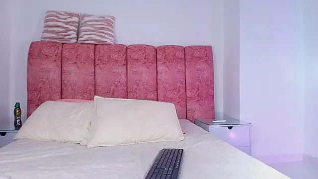 Snapshot of emmacurvy chatting on 12.02.25 emmacurvy online show from 12.02.25