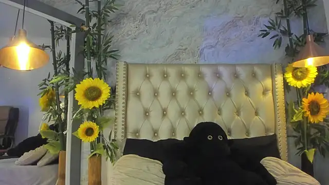 Snapshot of LittleeJaz chatting on 11.08.25 LittleeJaz online show from 11.08.25