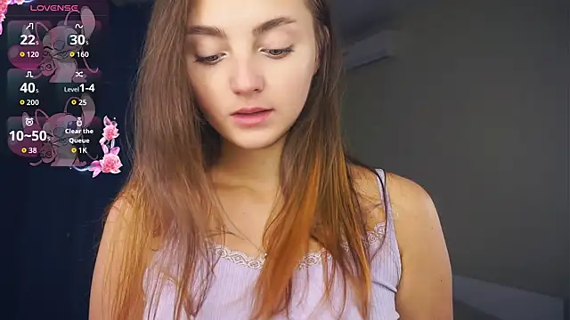 Snapshot of LoraDavi chatting on 10.29.25 LoraDavi online show from 10.29.25