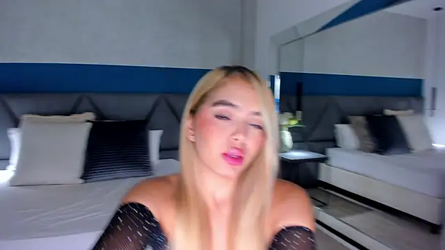 Mia Roswell online show from 11.23.25