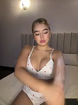 Mia Roswell online show from 04.13.26