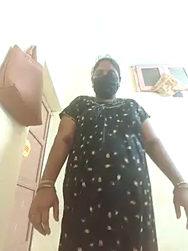 Snapshot of Villageanuty chatting on 10.04.25 Villageanuty online show from 10.04.25