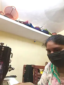 Snapshot of Villageanuty chatting on 10.12.25 Villageanuty online show from 10.12.25