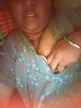 Snapshot of Villageanuty chatting on 11.04.25 Villageanuty online show from 11.04.25