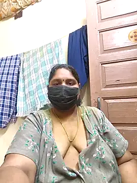 Snapshot of Villageanuty chatting on 11.10.25 Villageanuty online show from 11.10.25