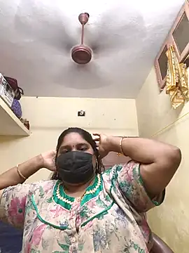 Snapshot of Villageanuty chatting on 11.25.25 Villageanuty online show from 11.25.25