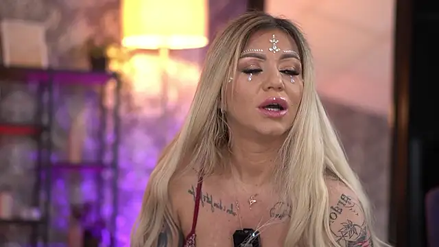 Snapshot of AlmaVelia chatting on 01.17.26 AlmaVelia online show from 01.17.26