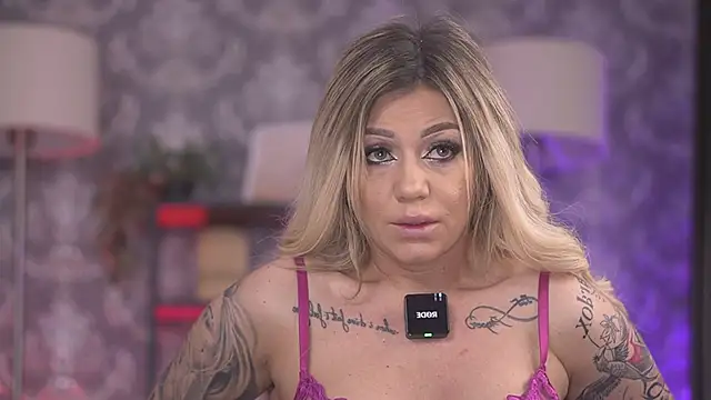 Snapshot of AlmaVelia chatting on 02.02.26 AlmaVelia online show from 02.02.26