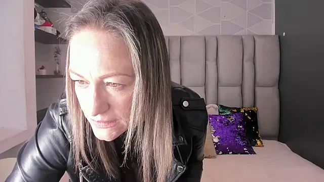 Charlot milf online show from 10.18.25