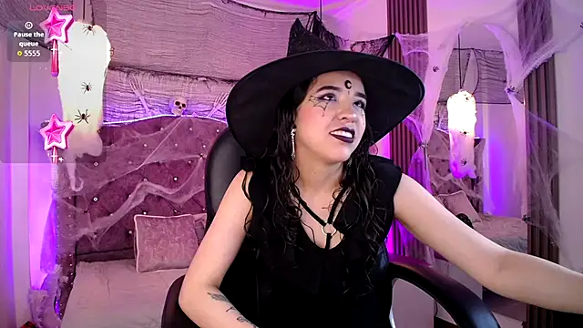 Snapshot of Amara_Davis chatting on 10.29.25 Amara Davis online show from 10.29.25