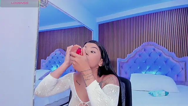 Snapshot of SelenaStonne chatting on 10.25.25 SelenaStonne online show from 10.25.25