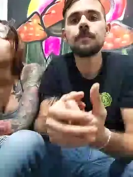 Snapshot of parejajuguetona420 chatting on 11.23.25 parejajuguetona420 online show from 11.23.25