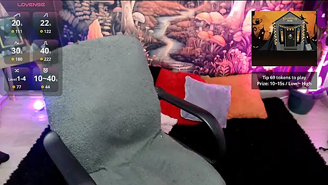 Snapshot of LunaBunny8 chatting on 10.24.25 LunaBunny8 online show from 10.24.25