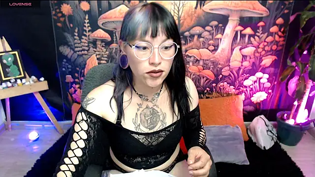 Snapshot of LunaBunny8 chatting on 10.27.25 LunaBunny8 online show from 10.27.25