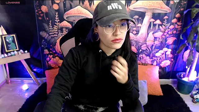 Snapshot of LunaBunny8 chatting on 11.06.25 LunaBunny8 online show from 11.06.25