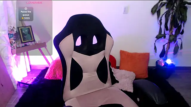 Snapshot of LunaBunny8 chatting on 11.13.25 LunaBunny8 online show from 11.13.25