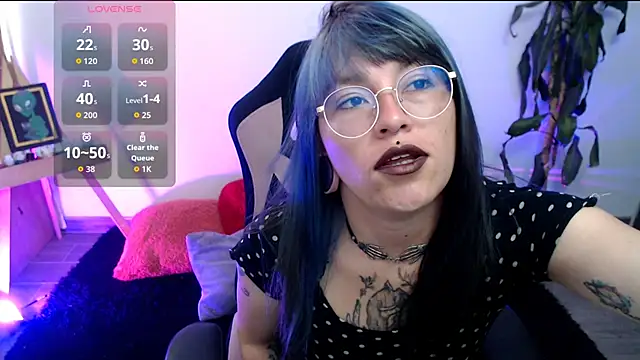 Snapshot of LunaBunny8 chatting on 11.24.25 LunaBunny8 online show from 11.24.25