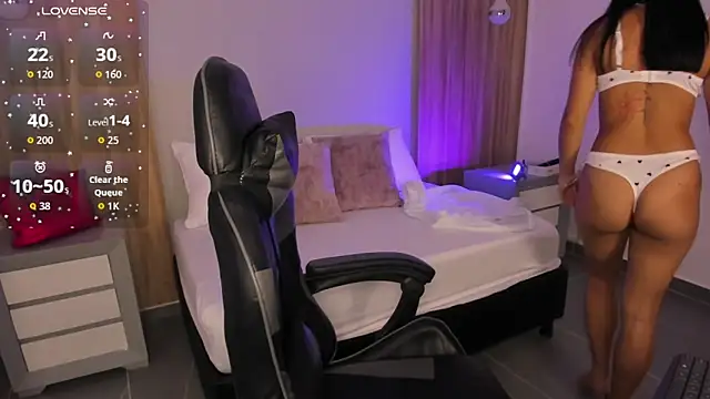 Snapshot of megara_x_ chatting on 11.25.25 megara x online show from 11.25.25