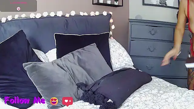 Snapshot of LonelyLucinda chatting on 09.24.25 LonelyLucinda online show from 09.24.25