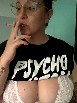 Snapshot of LupeLok chatting on 11.27.25 LupeLok online show from 11.27.25