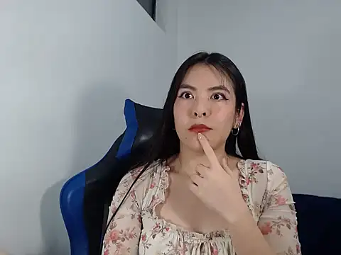 Snapshot of EloiseJun chatting on 12.14.25 EloiseJun online show from 12.14.25