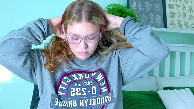 Snapshot of BelaMiller_ chatting on 11.10.25 BelaMiller online show from 11.10.25