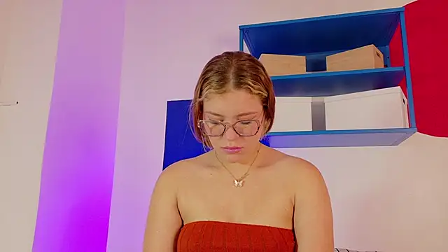 Snapshot of BelaMiller_ chatting on 11.18.25 BelaMiller online show from 11.18.25