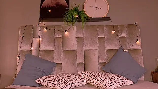 Snapshot of TiffValentinee_ chatting on 10.13.25 TiffValentinee online show from 10.13.25