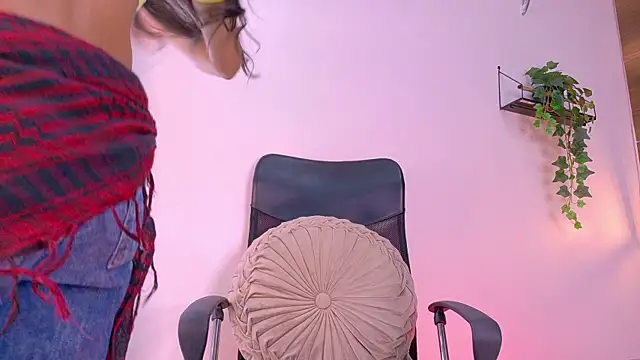 Snapshot of TiffValentinee_ chatting on 10.13.25 TiffValentinee online show from 10.13.25