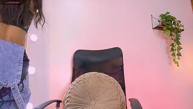 Snapshot of TiffValentinee_ chatting on 10.31.25 TiffValentinee online show from 10.31.25