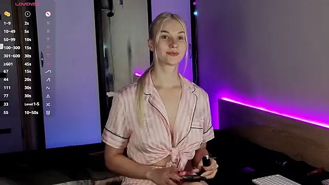 Snapshot of HitchcocianBlonde chatting on 10.01.25 HitchcocianBlonde online show from 10.01.25