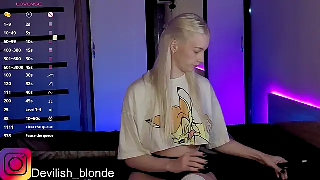 Snapshot of HitchcocianBlonde chatting on 11.29.25 HitchcocianBlonde online show from 11.29.25