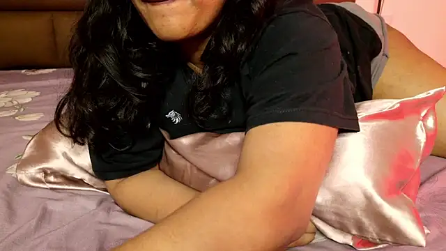 Snapshot of Gulaboo100 chatting on 11.27.25 Gulaboo100 online show from 11.27.25