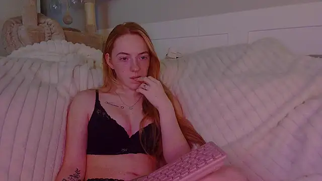 Snapshot of Little-Red21 chatting on 12.02.25 Little-Red21 online show from 12.02.25