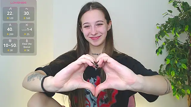 Snapshot of Little_cherryy__ chatting on 10.18.25 Little cherryy online show from 10.18.25