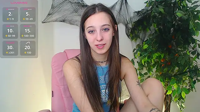 Snapshot of Little_cherryy__ chatting on 10.28.25 Little cherryy online show from 10.28.25