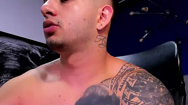 Snapshot of king_falconer chatting on 12.14.25 king falconer online show from 12.14.25