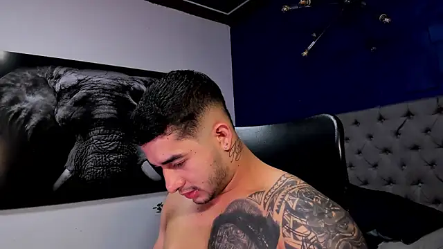 Snapshot of king_falconer chatting on 12.19.25 king falconer online show from 12.19.25