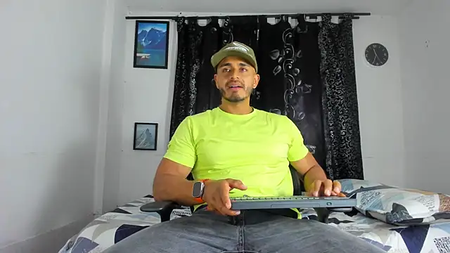 Snapshot of magnusclark chatting on 11.23.25 magnusclark online show from 11.23.25