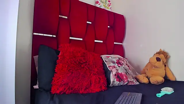 Camila hot ts online show from 10.16.25