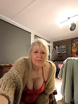 Snapshot of SexyKato001 chatting on 11.19.25 SexyKato001 online show from 11.19.25